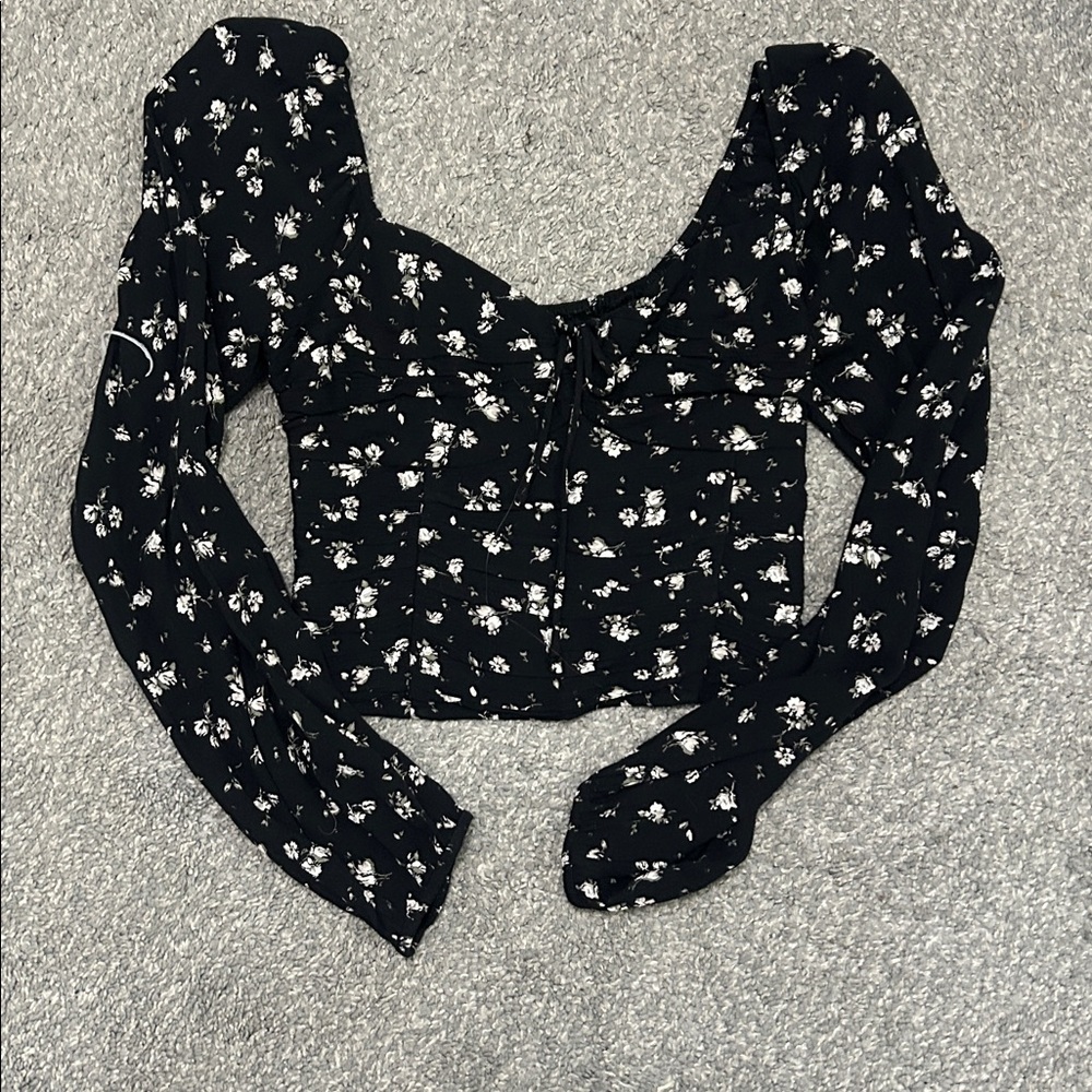 Hollister Black Floral Long Sleeve - Picture 2 of 5